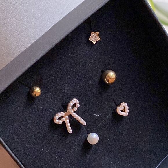 💛 Gold Plated Pearl & CZ Asymmetrical Earring Set - Picture 4 of 4